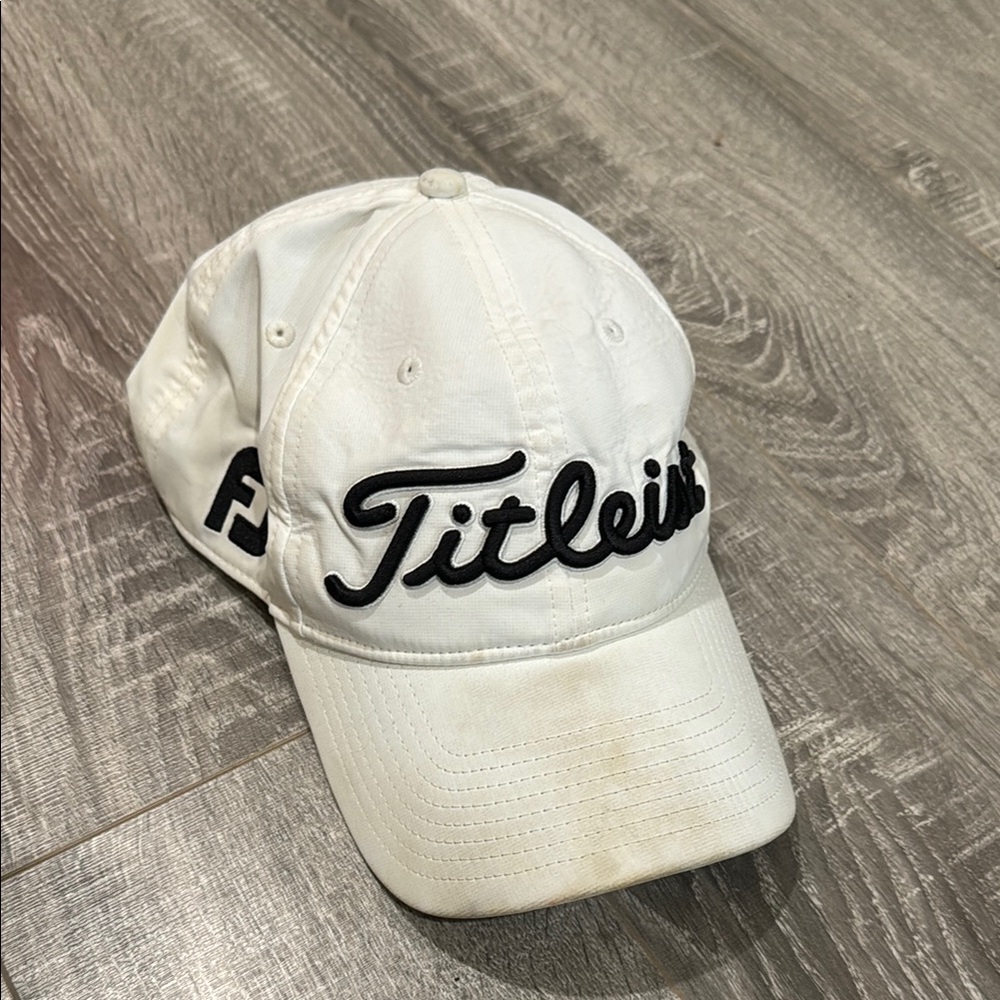 Titleist Pro V1 Golf Cap White Adjustable Strap Embroidered‎ Logo
